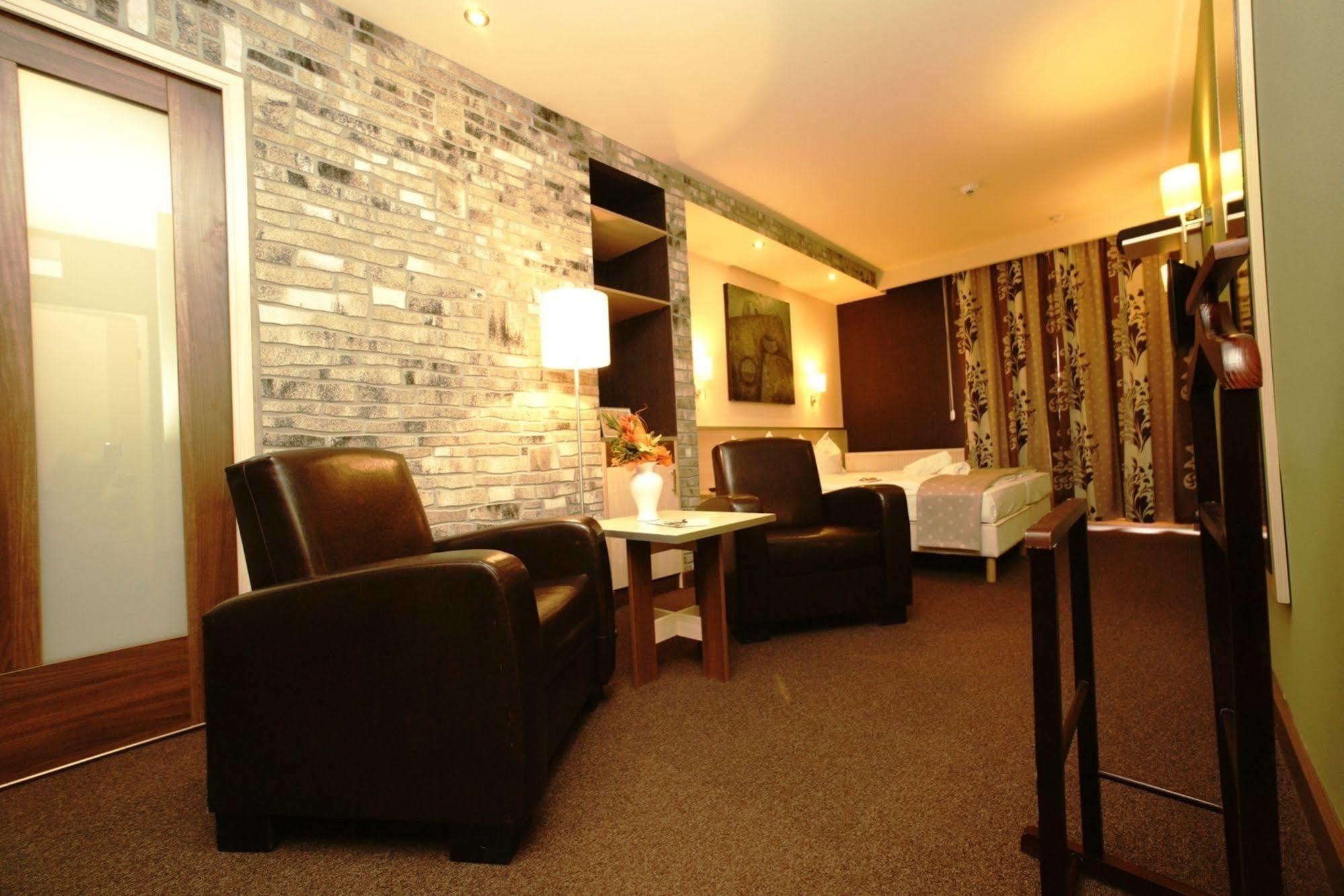 Hotel Vineyard Inn - Szoloskert 瑙吉考尼饶 外观 照片